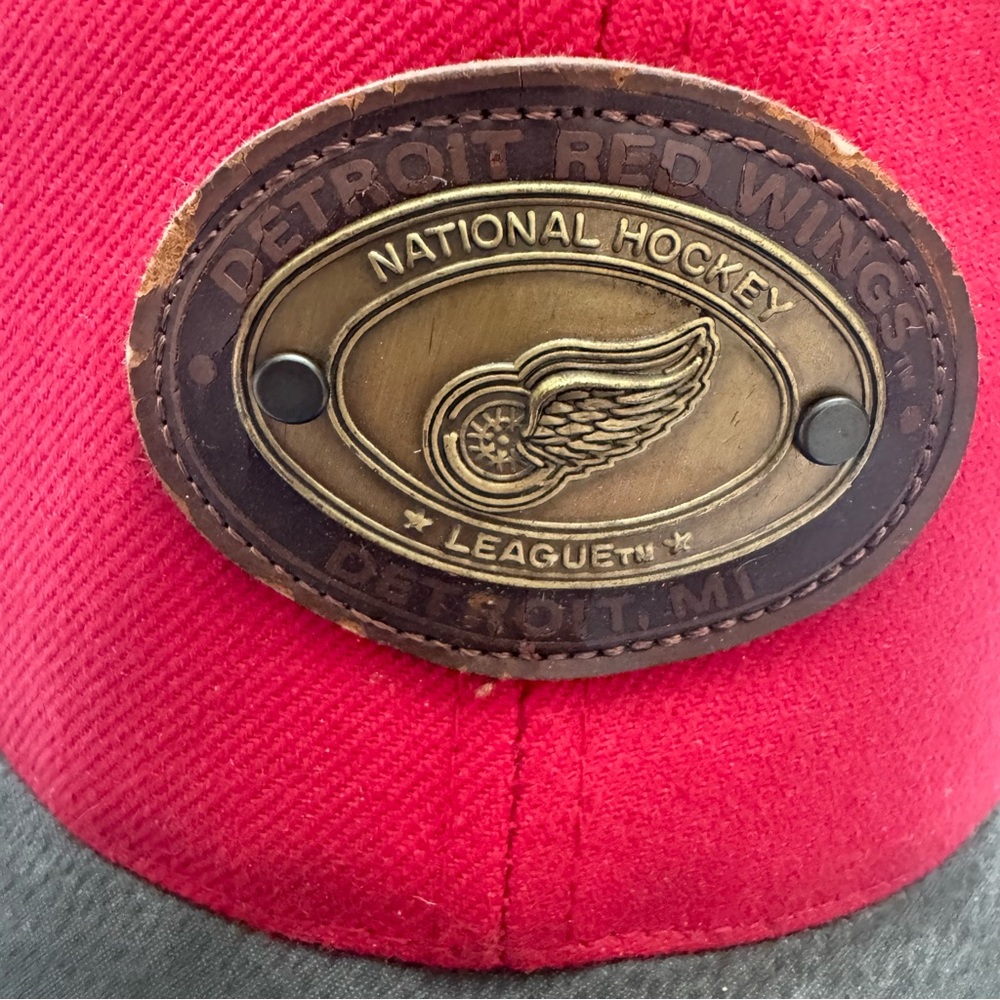 Vintage Detroit Red Wings ANNCO Leather Patch Adjustable Cap 90s– Fair Condition - Picture 9 of 11